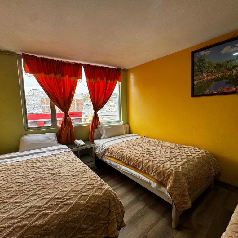 Hotel Jimmy Latacunga - Triple Room with Private Bathroom - 4