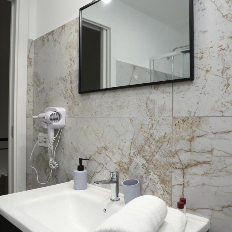 Partenope's Rooms - Camera Matrimoniale Deluxe con Balcone - 2