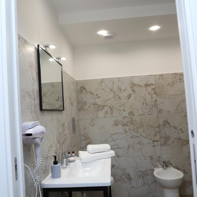 Partenope's Rooms - Camera Matrimoniale Deluxe con Balcone - 6