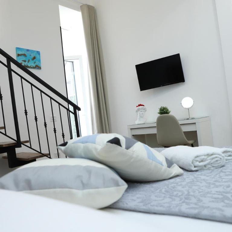 Partenope's Rooms - Camera Matrimoniale Deluxe con Balcone - 9