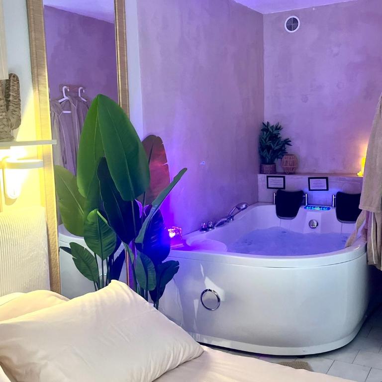 Suite Evasion, Baignoire Balneo - One-Bedroom Apartment - 1
