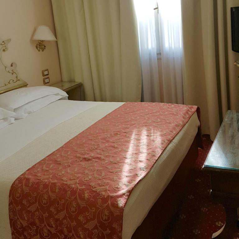 Hotel Biasutti - Camera Matrimoniale Piccola con Letto Matrimoniale alla Francese - 5