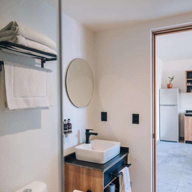 Tanat Art Apartments - Deluxe One-Bedroom Apartment with City View - 3