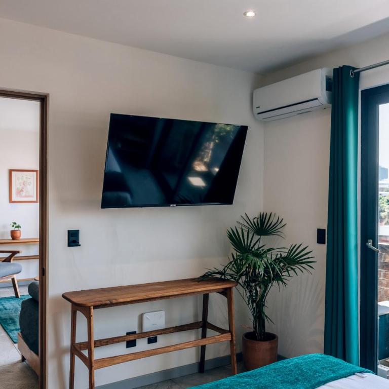 Tanat Art Apartments - Deluxe One-Bedroom Apartment with City View - 4