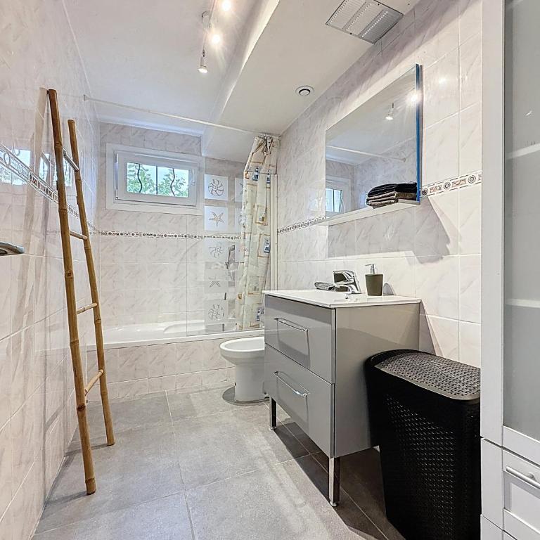 Maison avec jardin privatif à 3KM des plages - Two-Bedroom House - 10