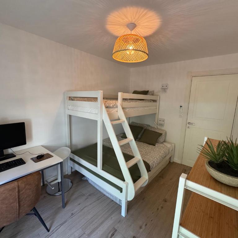 French Riviera Escape - Théoule Hyper Centre - 2 Terrasses - Parking - Appartement 2 Chambres avec Balcon et Terrasse - 4
