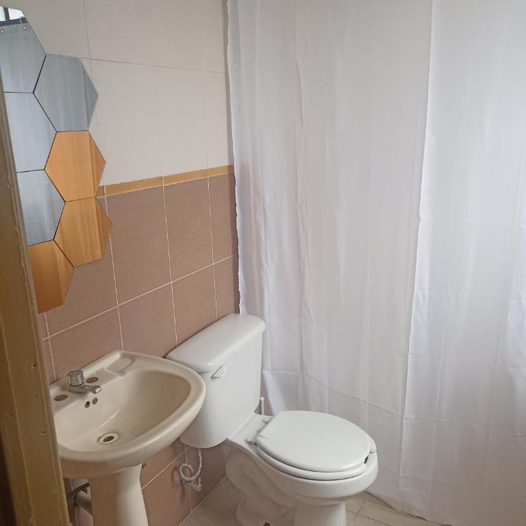 Amplio, cómodo y tranquilo a 10 min del aeropuerto, basilica y centro - One-Bedroom Apartment - 12