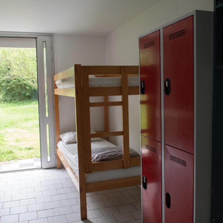 Auberge de jeunesse HI Poitiers - Room for 5 People – Shared Bathroom - 1