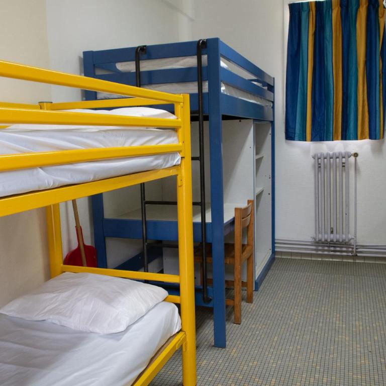 Auberge de jeunesse HI Poitiers - Room for 5 People – Shared Bathroom - 4
