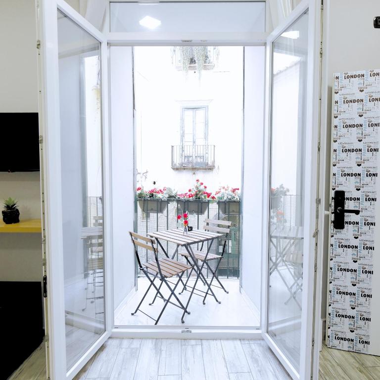 Stay in the Heart of Salerno - Near the Duomo "La finestra sul borgo" - Camera Matrimoniale con Balcone - 5