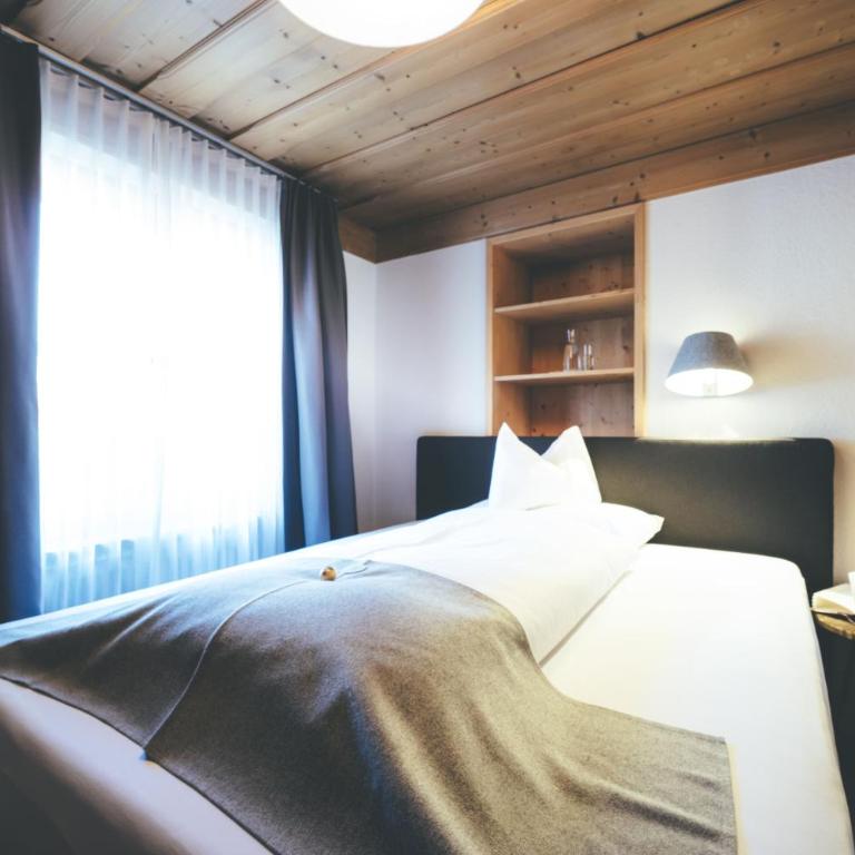 Quality Hosts Arlberg - Lärchenhof - Dreibettzimmer mit Balkon Zimtw - 5