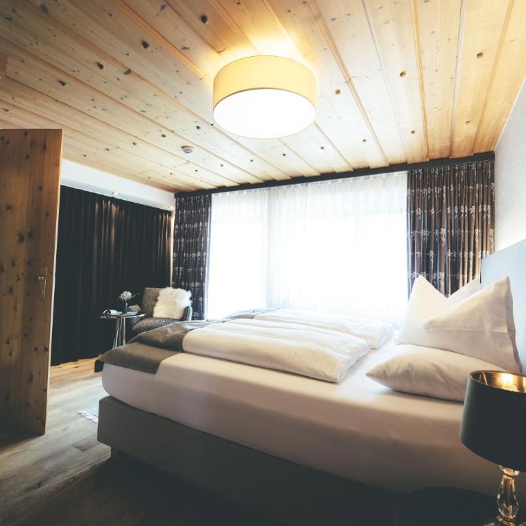 Quality Hosts Arlberg - Lärchenhof - Dreibettzimmer mit Balkon Zimtw - 2