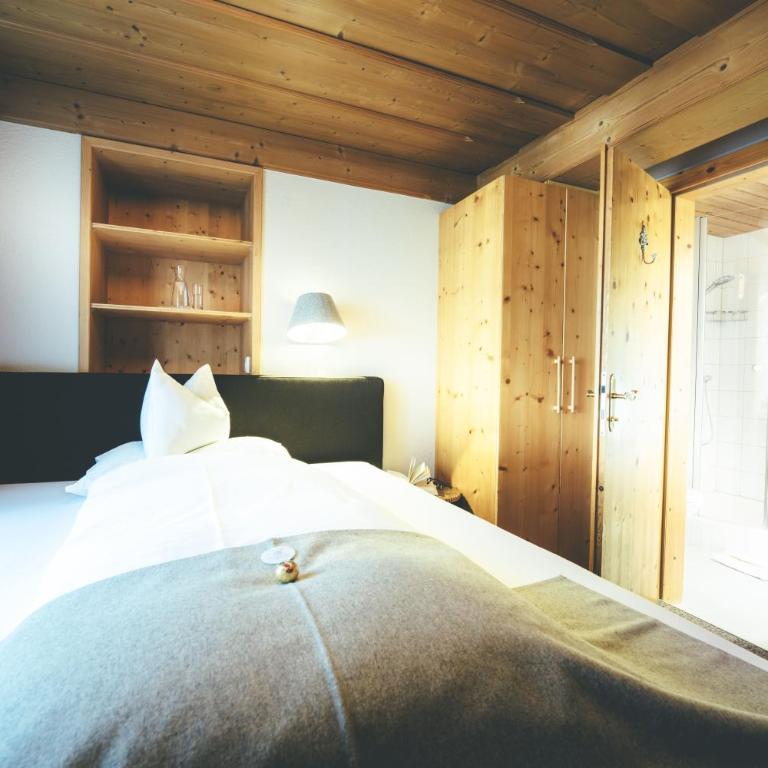 Quality Hosts Arlberg - Lärchenhof - Dreibettzimmer mit Balkon Zimtw - 4