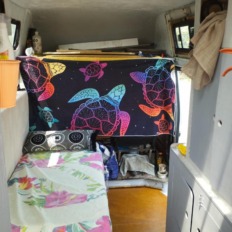 MONTPELLIER van aménagé SANS WC SANITAIRE ET CUISINE, JUSTE POUR DÉPANNER quelques nuits, PRÉVOIR UNE BATTERIE EXTERNE POUR LES TÉLÉPHONES MERCI DE BIEN LIRE LE DESCRIPTIF - Tent - 2
