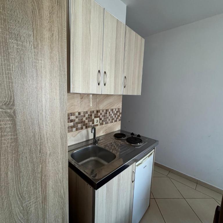 Cobi Apartments - Long Beach - Studio with Balcony - 1