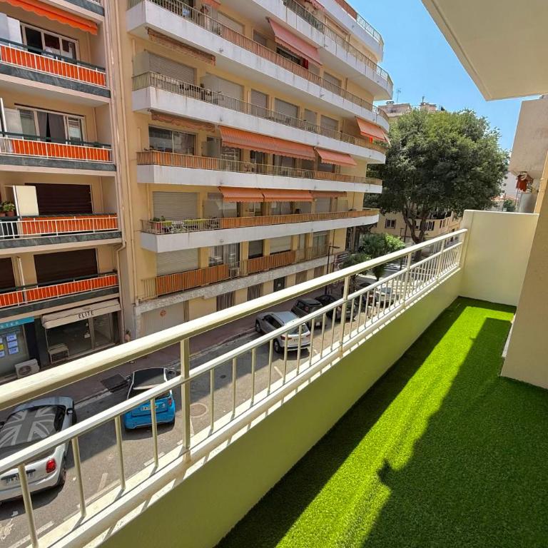 Antibes hyper center - 4 people - close to shops and beaches - Appartement - 3