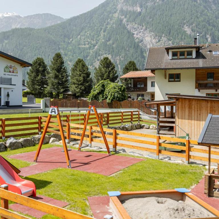 Chalet Waldhart - Ferienhaus mit 4 Zimmern - 43