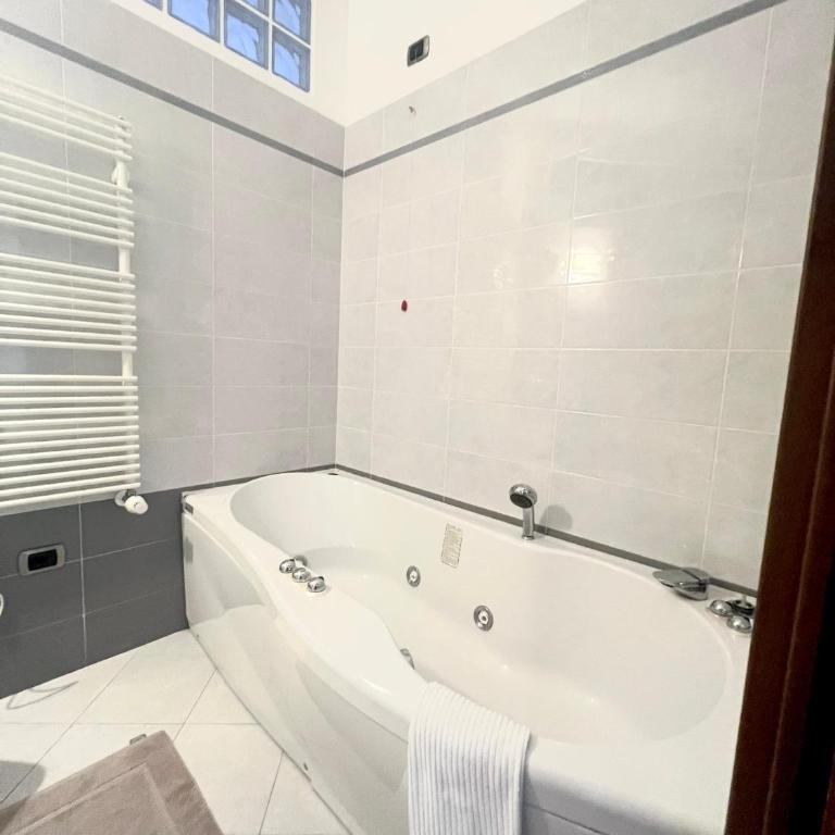 WELCOME RIVIERA-Primavera 1A- Vista mare- spazioso e comodo appartamento-2 bagni-wifi-aria condizionata in ogni stanza-garage a pagamento 15 euro al giorno - Appartamento con 2 Camere da Letto - 26