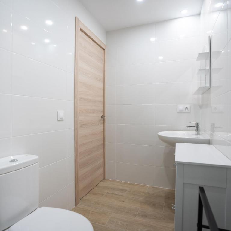 LETS HOLIDAYS Wake Up by the Sea in Victoria apartment 2 - Apartamento - 17