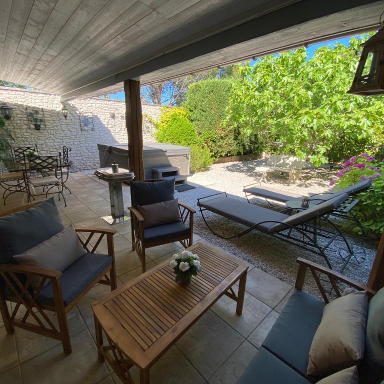 Mas Beau Soleil & Spa Cottages DeCharme avec Jacuzzi&Jardin Privés - Maison de Vacances - 28