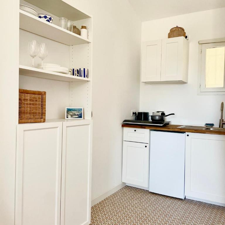 Studio avec terrasse, parking et clim à 10 min à pied du vieux port - Apartment mit 1 Schlafzimmer - 4