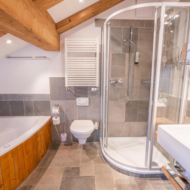 Lifestyle & Spa Hotel Grächerhof - Doppelzimmer mit Whirlpool-Badewanne - 5