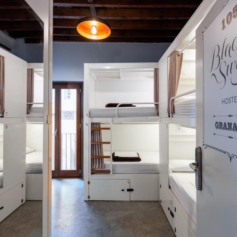 Black Swan Hostel Granada - Bed in 6-Bed Mixed Dormitory Room - 10