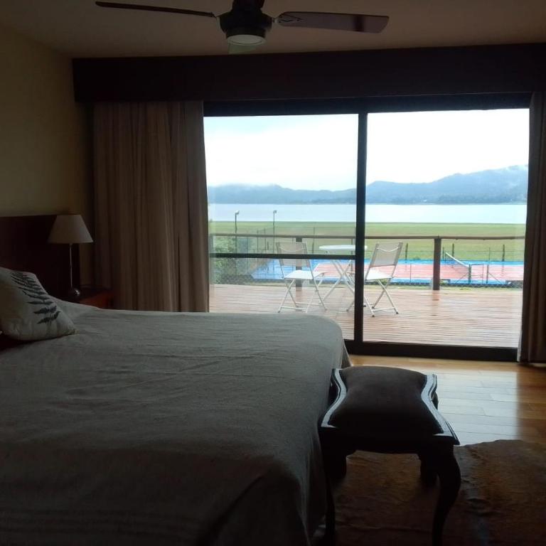 Sobre lago Los Molinos - Villa - 10