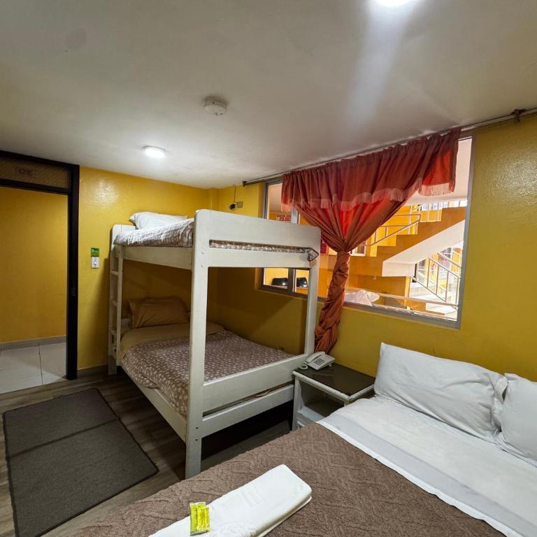 Hotel Jimmy Latacunga - Quadruple Room with Private Bathroom - 3