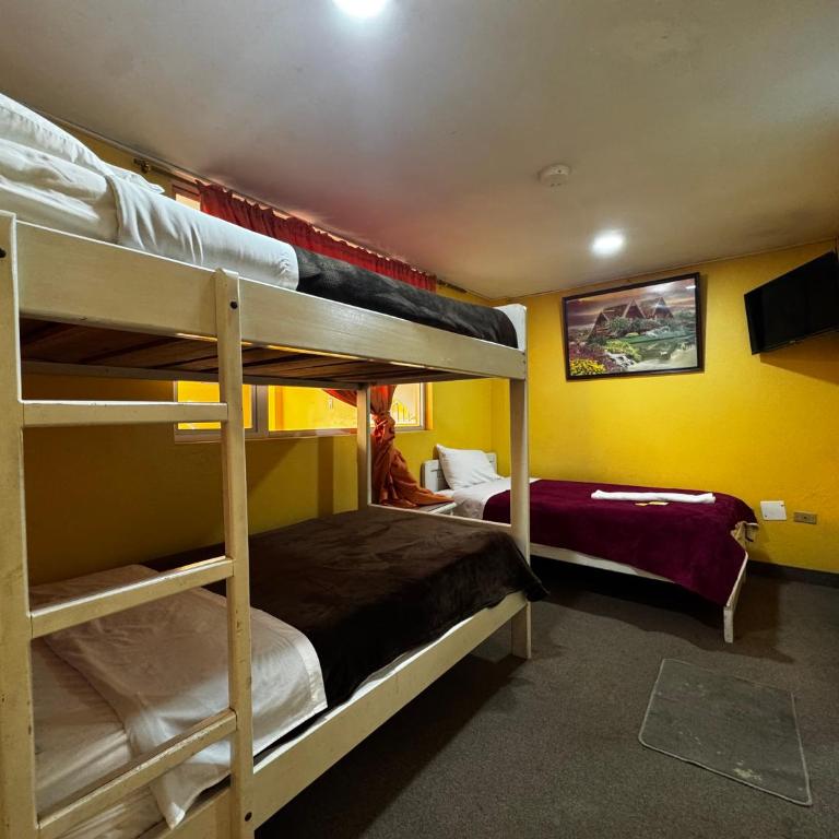 Hotel Jimmy Latacunga - Triple Room with Private Bathroom - 4