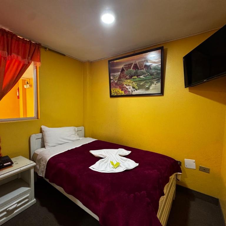 Hotel Jimmy Latacunga - Triple Room with Private Bathroom - 2