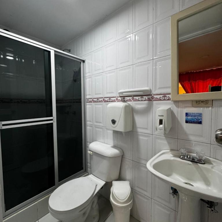 Hotel Jimmy Latacunga - Triple Room with Private Bathroom - 1