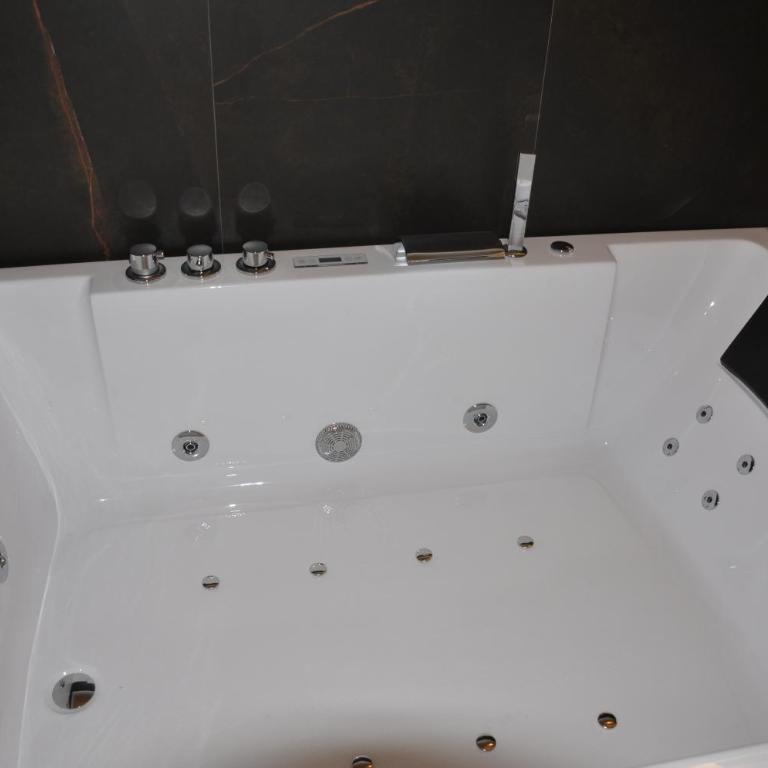 Asmundo Palace Suites & Spa - King Room with Spa Bath - 4