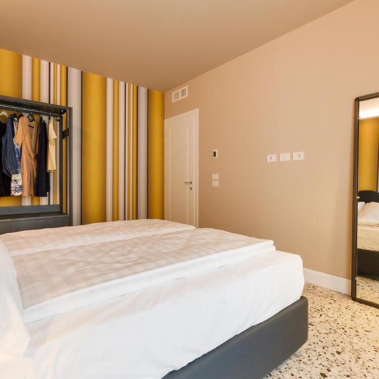 Casa Colombo Apartments - One-Bedroom Apartment - 15