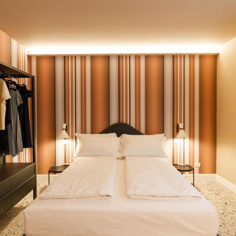 Casa Colombo Apartments - One-Bedroom Apartment - 10