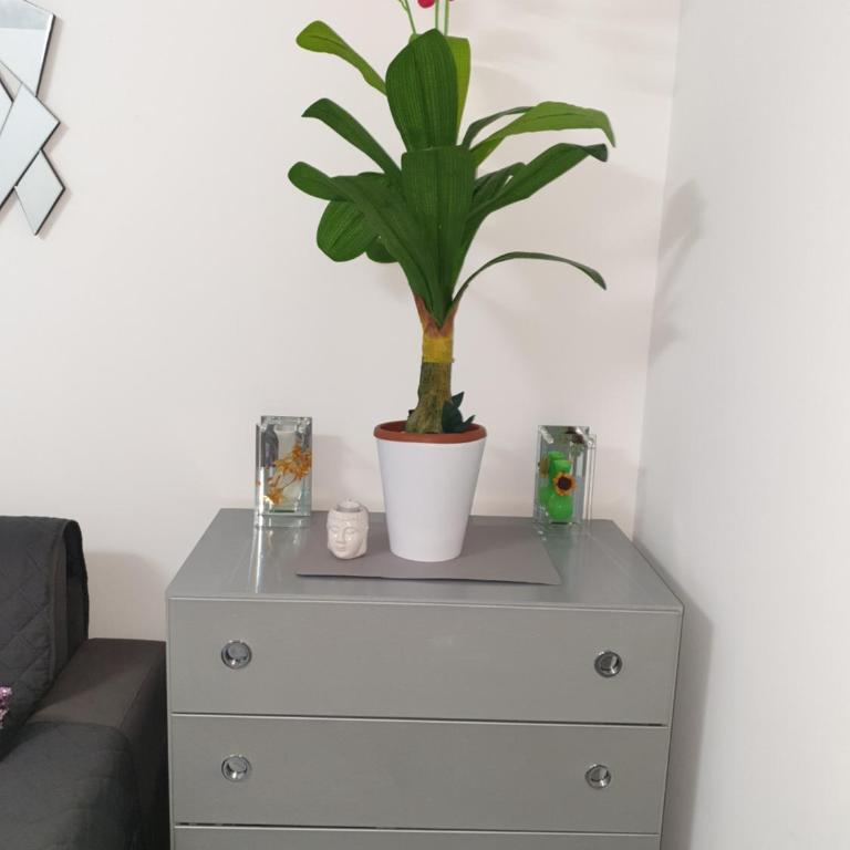 Central place close to the beach AC air , WI FI, parking - Studio - 8