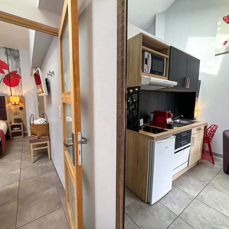 Hôtel et Appart Hôtel Les Flots Bleus - Appartement 1 Chambre - Vue sur Piscine - 6
