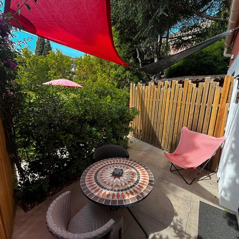 Hôtel et Appart Hôtel Les Flots Bleus - Appartement 1 Chambre - Vue sur Piscine - 7