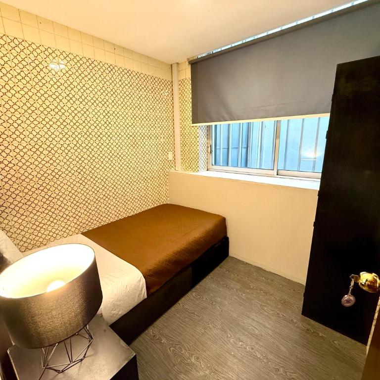 Roomies Suites - Zona Rosa - Single Room with Shared Bathroom - 1
