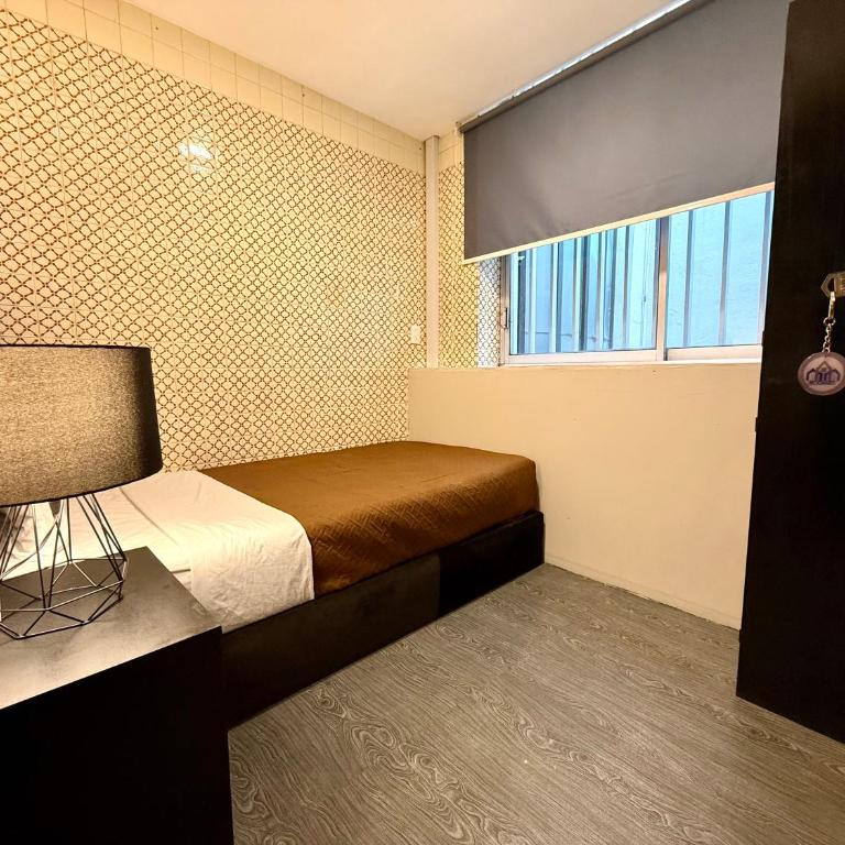 Roomies Suites - Zona Rosa - Single Room with Shared Bathroom - 2