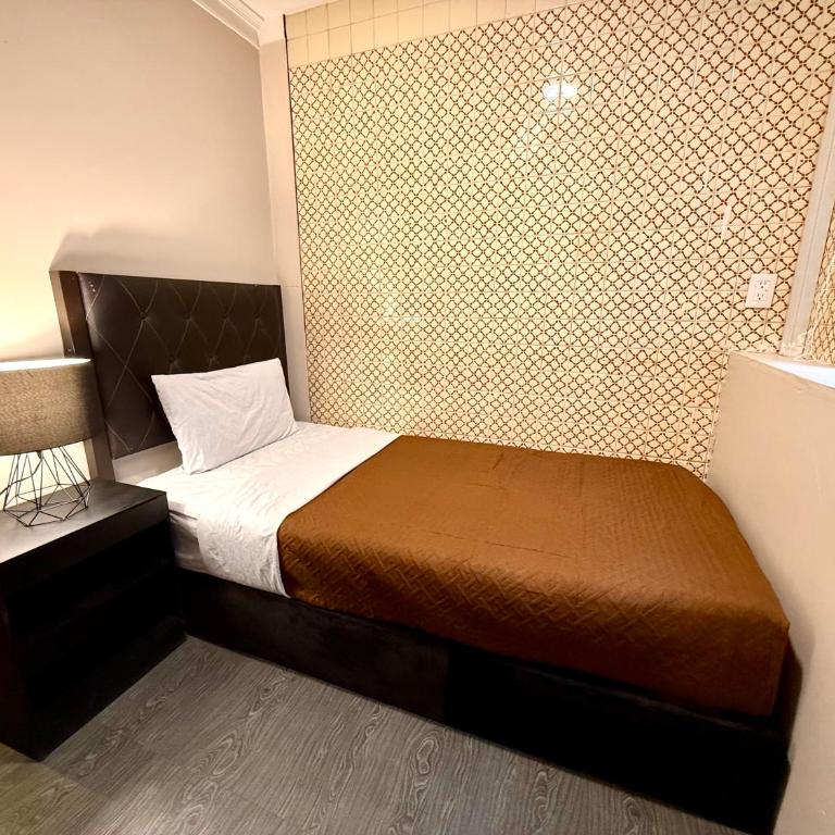 Roomies Suites - Zona Rosa - Single Room with Shared Bathroom - 4