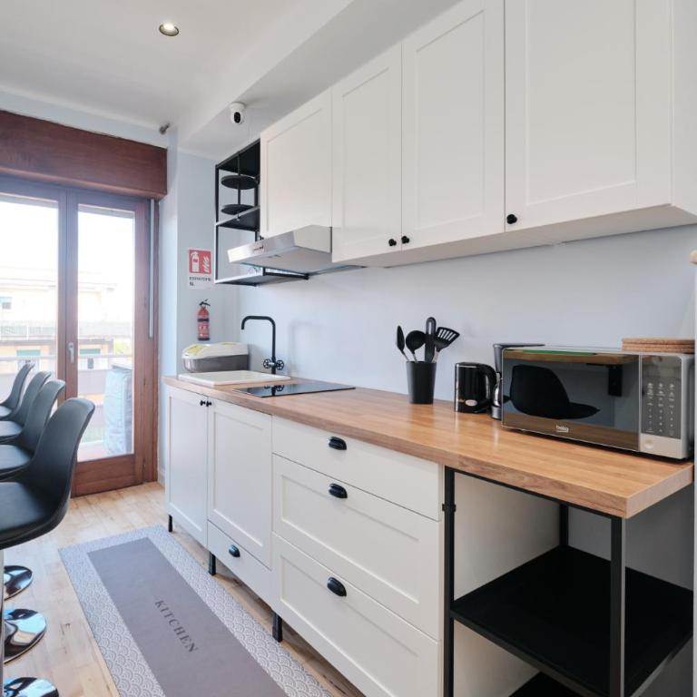 Bright Room 2 min Metro B 20 min Colosseum private bathroom swimming pool free parking - Camera Matrimoniale con Bagno Privato - 8
