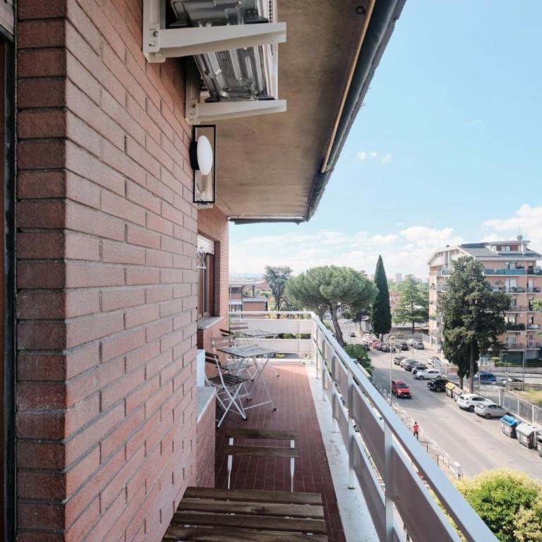 Bright Room 2 min Metro B 20 min Colosseum private bathroom swimming pool free parking - Camera Matrimoniale con Bagno Privato - 10