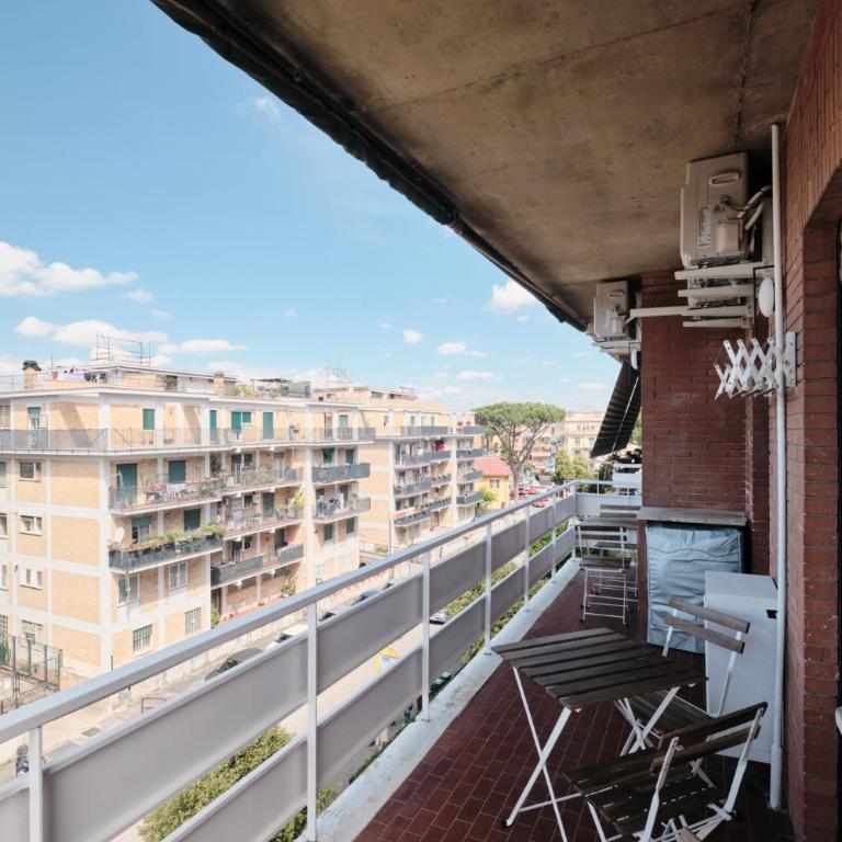 Bright Room 2 min Metro B 20 min Colosseum private bathroom swimming pool free parking - Camera Matrimoniale con Bagno Privato - 11