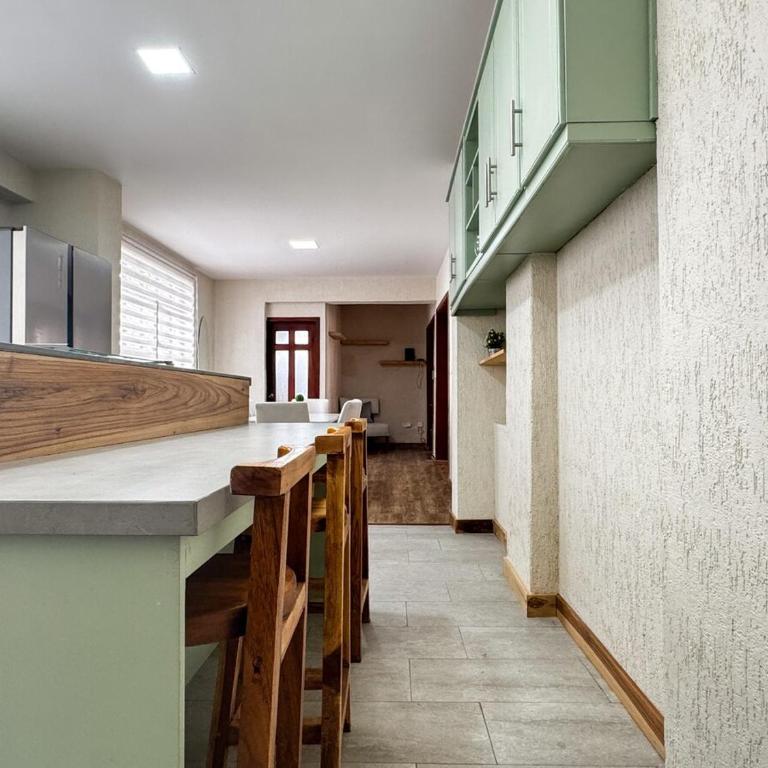 Espacio premium para grupos, a 2 min del centro - Three-Bedroom Apartment - 12
