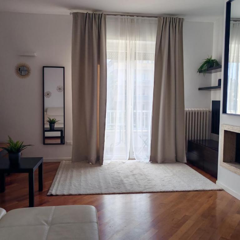 Manin Private SPA, Luxury Apartment very close to the sea - umbrella and deckchair included - Three-Bedroom Apartment with Balcony - 6