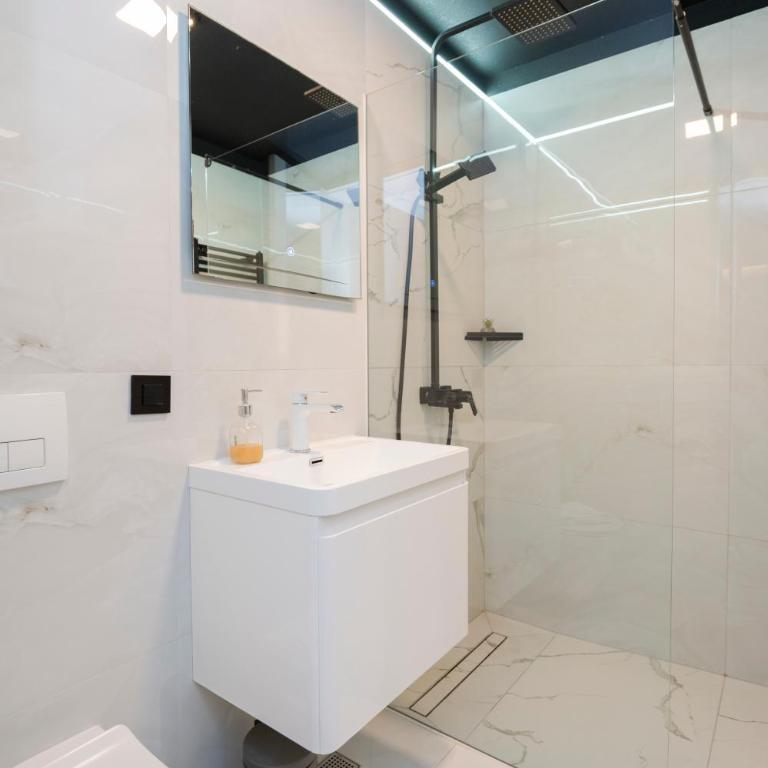 Apartments AMALFI Old Town FREE Parking - Deluxe One-Bedroom Apartment with Garden View - 9
