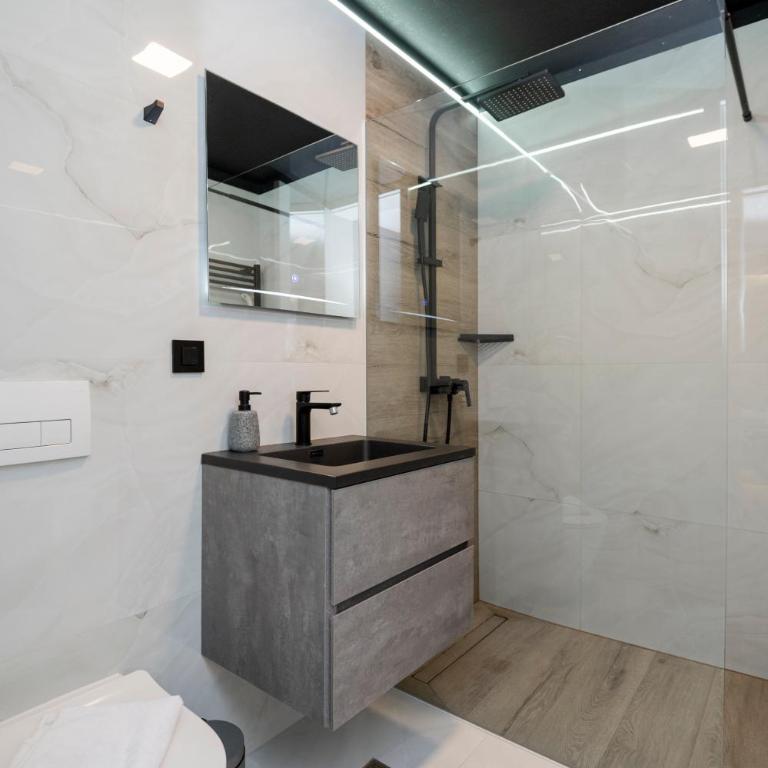 Apartments AMALFI Old Town FREE Parking - Deluxe Two-Bedroom Apartment with Garden View - 1