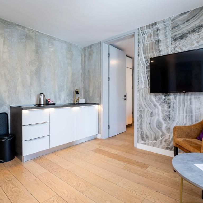 Apartments AMALFI Old Town FREE Parking - Deluxe Two-Bedroom Apartment with Garden View - 4
