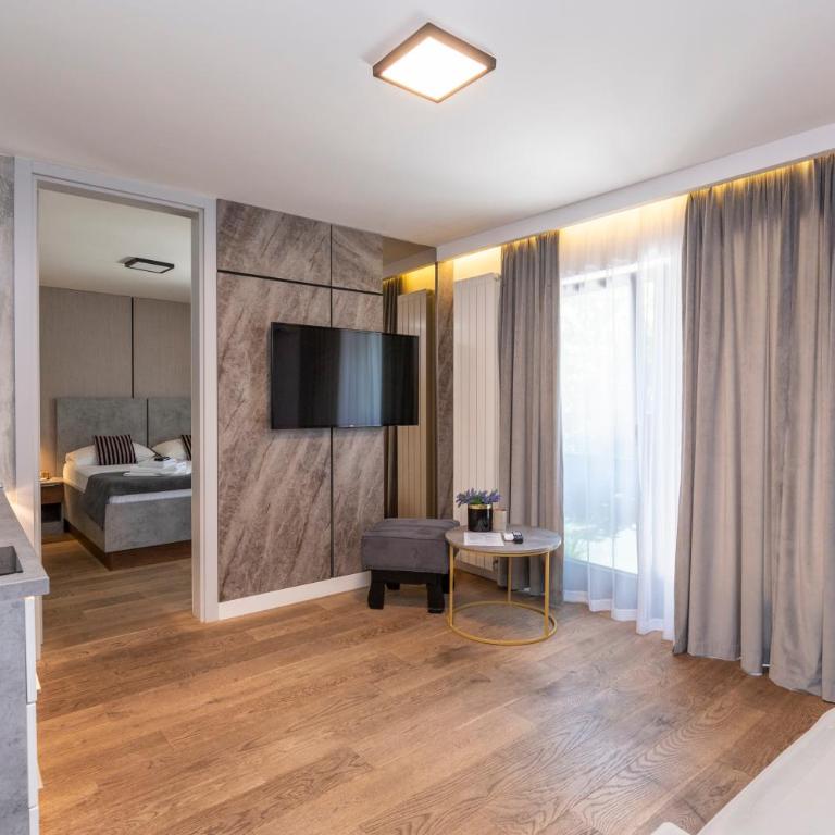 Apartments AMALFI Old Town FREE Parking - Deluxe One-Bedroom Apartment with Garden View - 2
